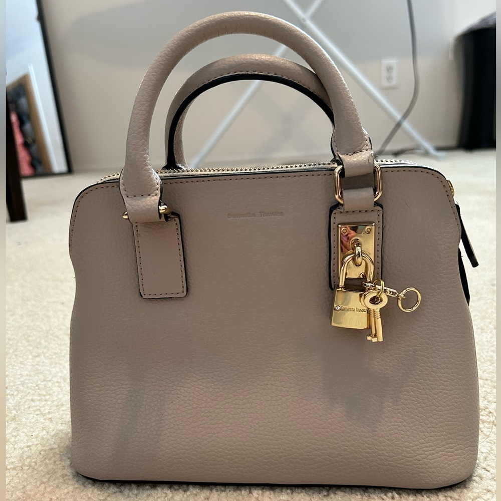 Pre-Owned Samantha Thavasa top handle and handbag. Beige with Lock and Key.